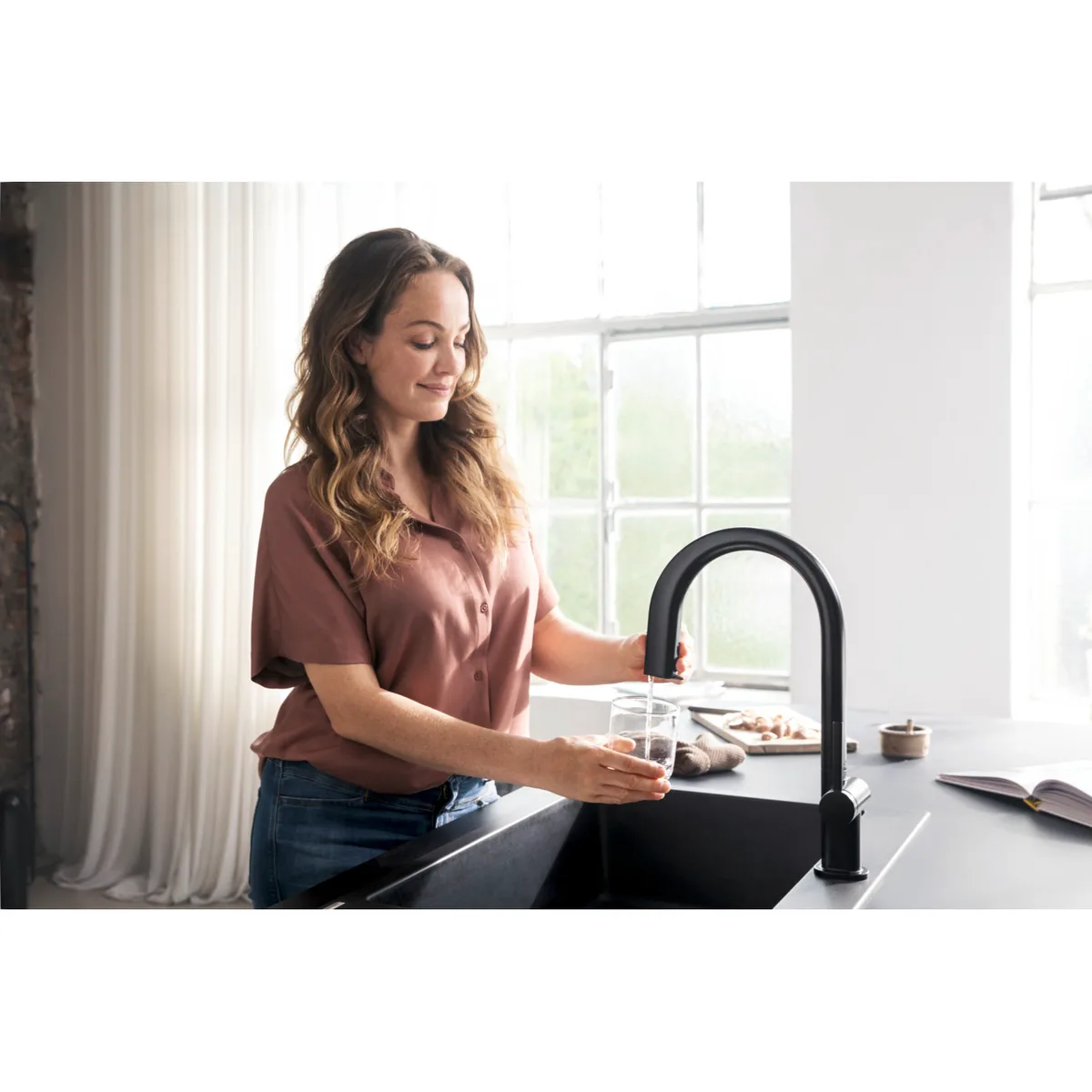 Aqittura M91 змішувач для кухні 210 з висувним 1jet, Чорний матовий, Hansgrohe